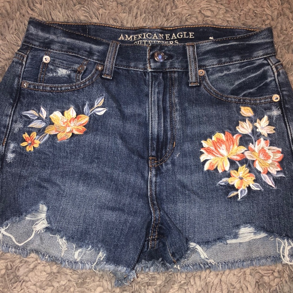 *NEVER WORN* embroidered mom shorts!!